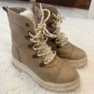Girls Cat and Jack shearling boots waterproof